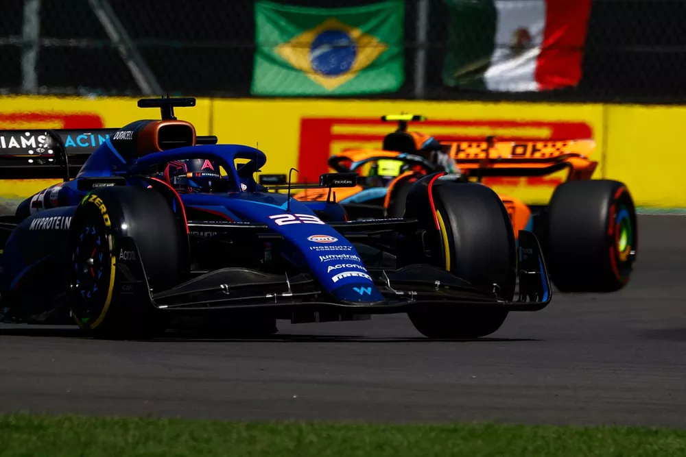 Alex Albon, Williams FW45, Lando Norris, McLaren MCL60