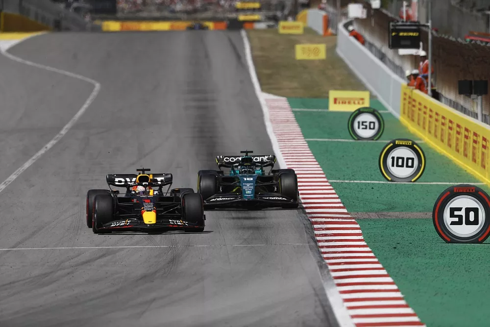 Max Verstappen, Red Bull Racing RB18, lidera a Lance Stroll, Aston Martin AMR22
