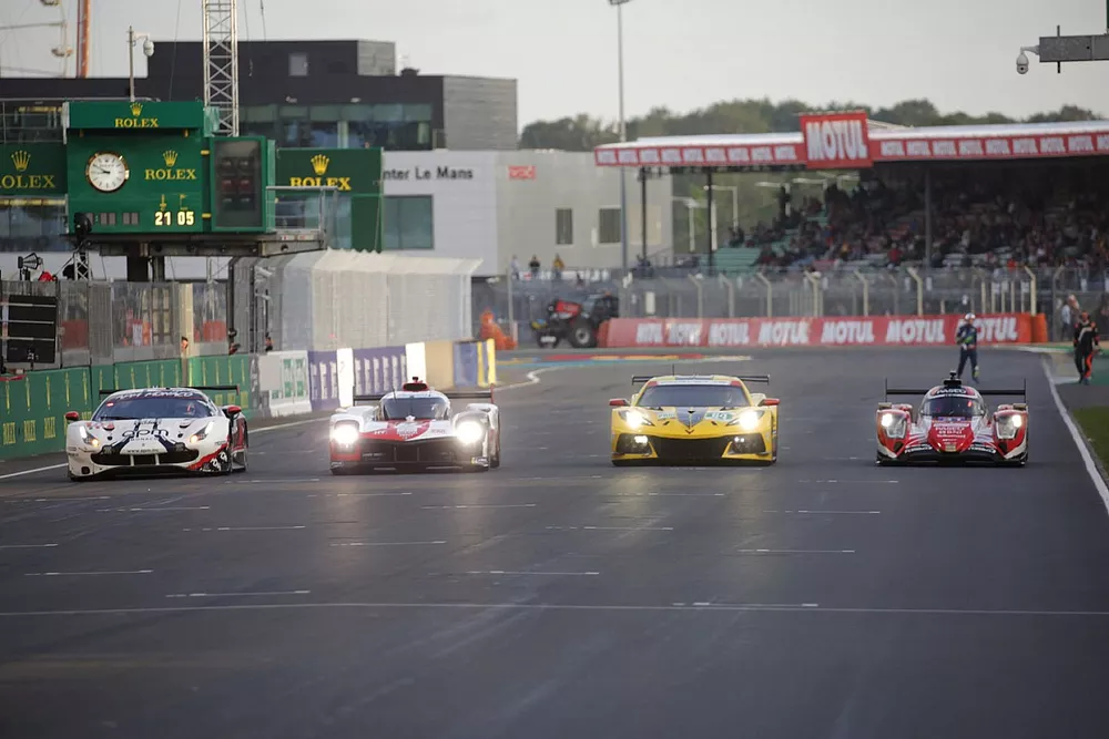 Los ganadores de la pole position Vincent Abril, AF Corse, GTE Am, Brendon Hartley, Toyota Gazoo Racing, Hypercar, Nick Tandy, Corvette Racing, GTE Pro y Robin Frijns, WRT, LMP2