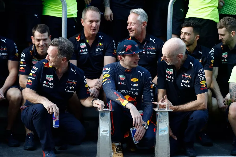 Le vainqueur Max Verstappen, Red Bull Racing, Christian Horner, team principal, Red Bull Racing, Adrian Newey, directeur technique, Red Bull Racing, Jonathan Wheatley, team manager, Red Bull Racing, et le reste de l'&eacute;quipe Red Bull f&ecirc;tent la victoire