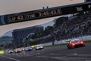 VIDEO: Zware crashes ontsieren Japanse Super GT-race op Fuji