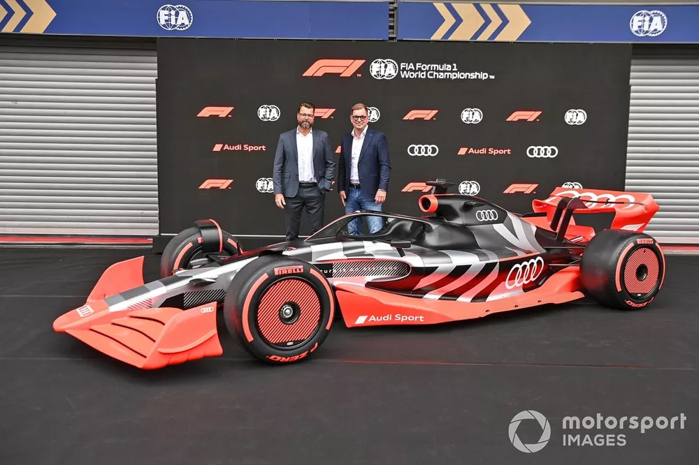 Oliver Hoffmann, Jefe de Desarrollo T&eacute;cnico de Audi Sport GmbH, con Markus Duesmann, Presidente del Consejo de Administraci&oacute;n de Audi AG, con el nuevo Audi Sport concept