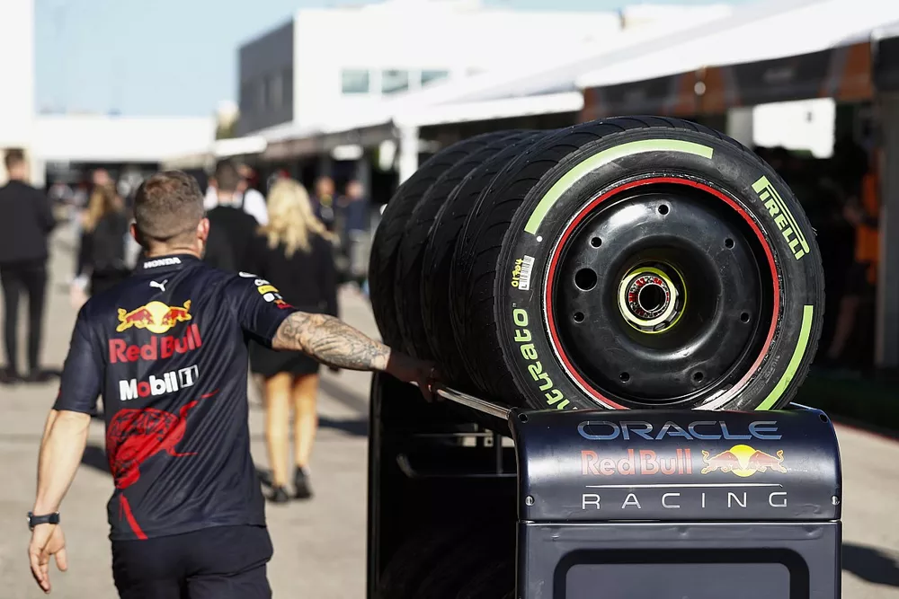 Un m&eacute;canicien Red Bull Racing avec des pneus Pirelli dans le paddock