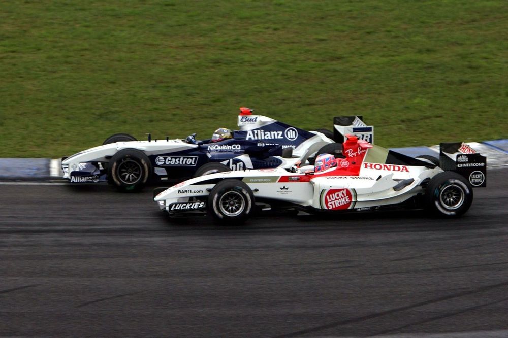 Juan Pablo Montoya, Williams BMW FW26 y Jenson Button, BAR Honda 006 luchan por la posición