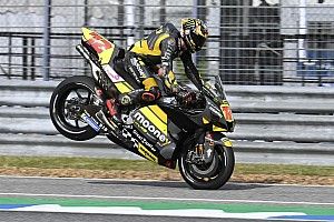 Дебютант MotoGP принес команде Валентино Росси первый поул