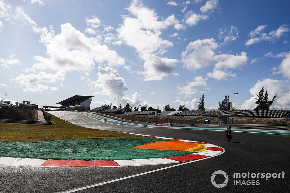 F1 drivers concerned about “dangerous” Portimao pit exit