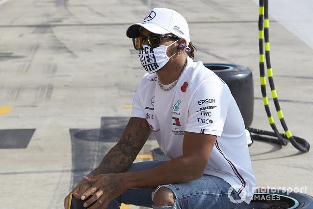 Hamilton nem csak egy autóban ülve tudja győzelemre vezetni azt - megosztotta első trófeájának képét
