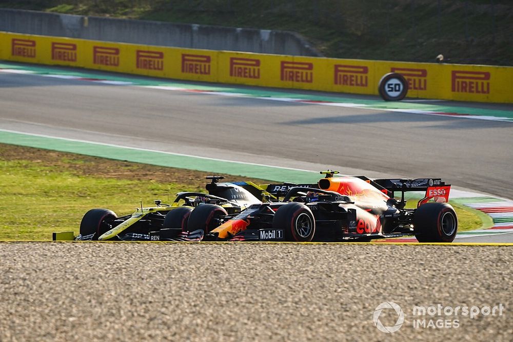 Daniel Ricciardo, Renault F1 Team R.S.20 , battles with Alex Albon, Red Bull Racing RB16