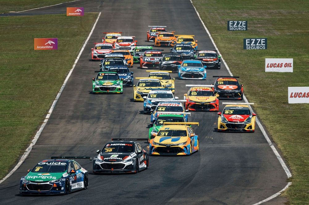 Largada da corrida sprint da Stock Car em Goiânia