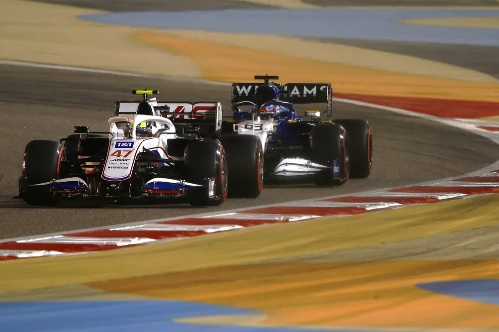Mick Schumacher, Haas VF-21, George Russell, Williams FW43B