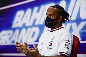 Hamilton critica duramente los neumáticos Pirelli de 2021
