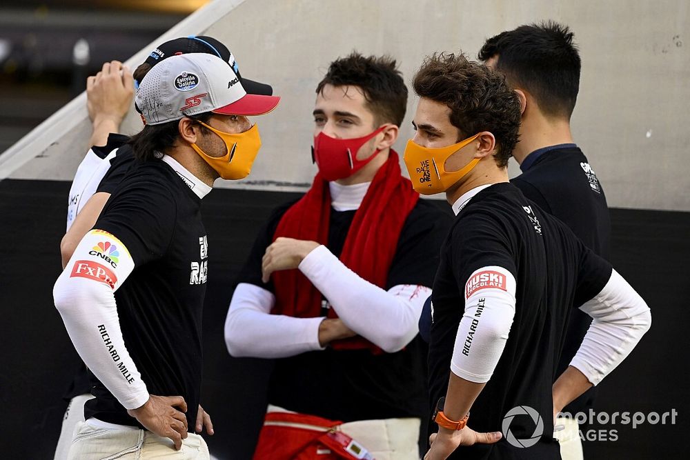 Carlos Sainz Jr., McLaren, and Lando Norris, McLaren, talk on the grid