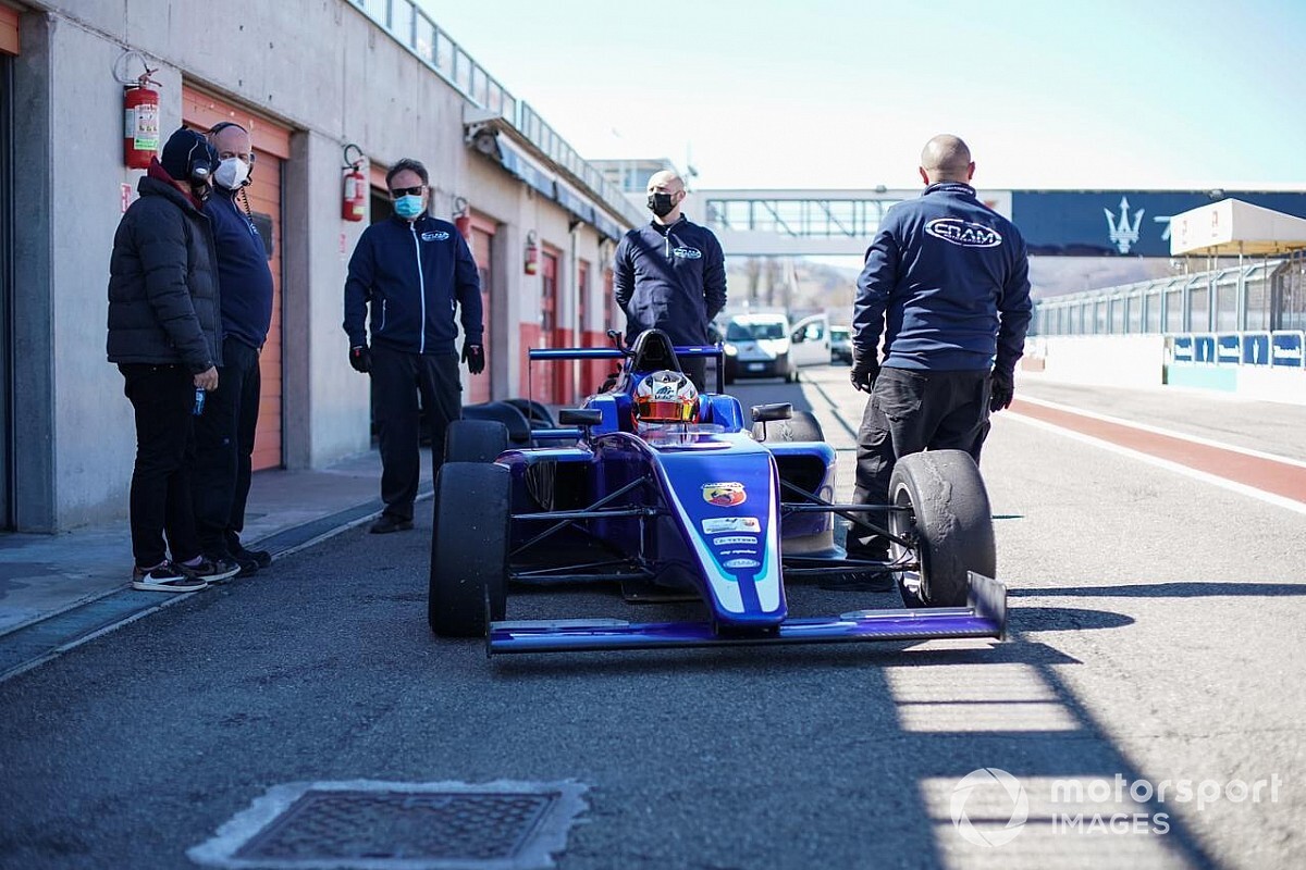 Rafa Câmara é visto em teste da F4 e surpreende chefe de equipe