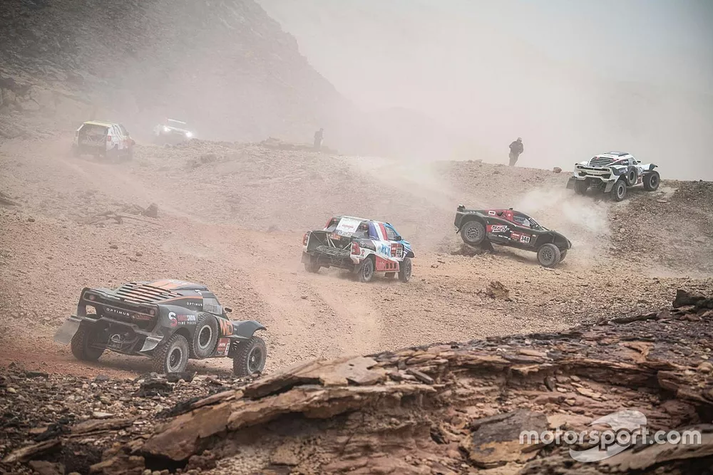 El atasco en los primeros kil&oacute;metros de la etapa 5 del Dakar 2021
