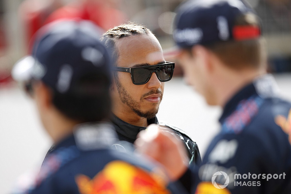 Horner: "Senenin net favorisi Mercedes olacak"