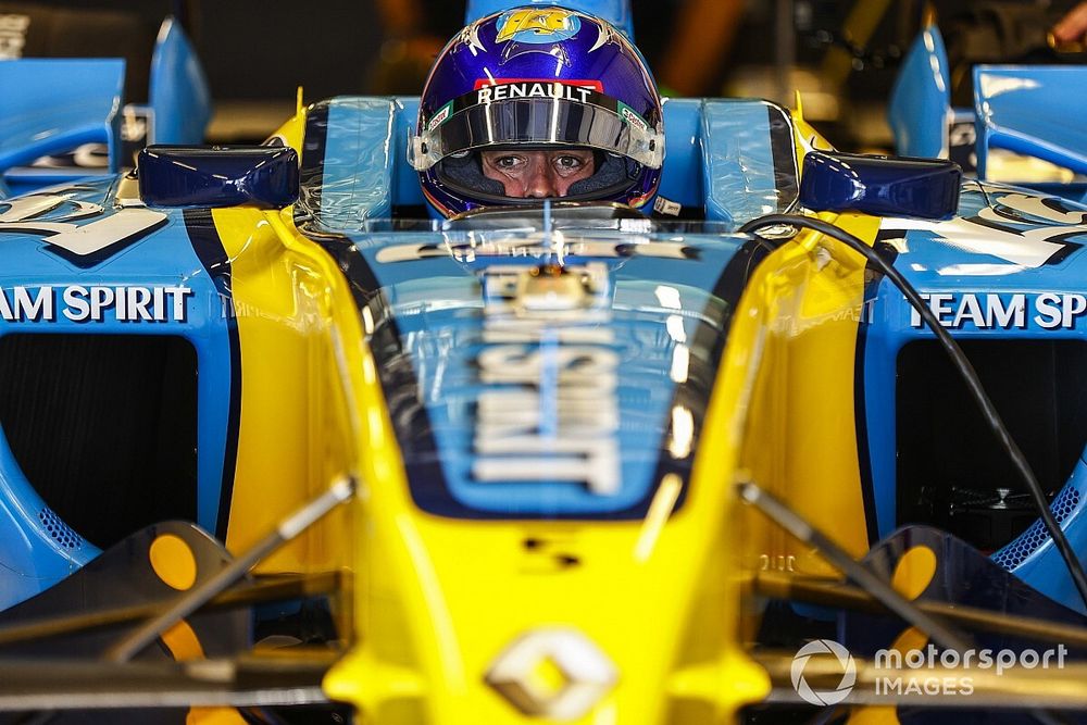 Fernando Alonso pilota el Renault R25 con el que ganó el mundial de F1 en 2005