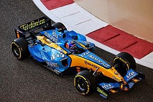 GALERÍA: el reencuentro de Alonso con el Renault R25 en Abu Dhabi