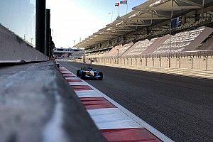 Fernando Alonso, V10 motorlu Renault R25 ile Abu Dhabi'yi inletmeye başladı!
