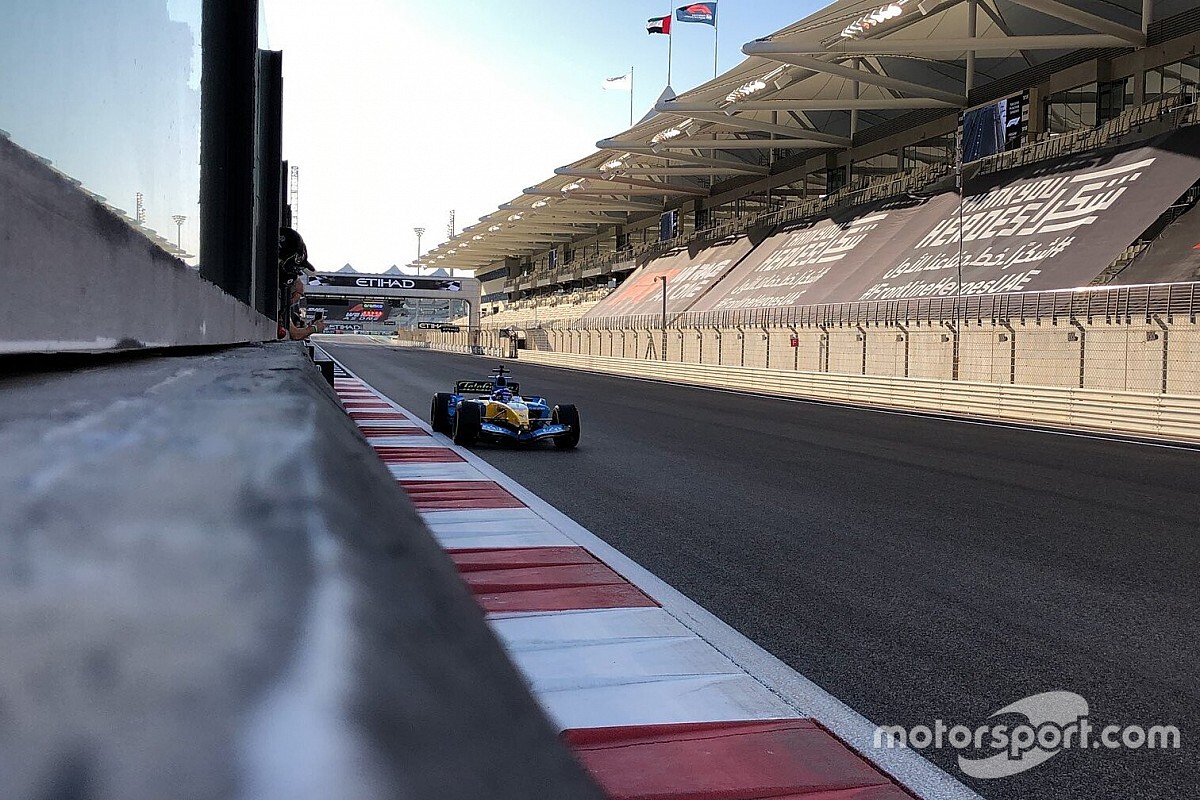 Fernando Alonso, V10 motorlu Renault R25 ile Abu Dhabi'yi inletmeye başladı!