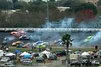 Massive wreck takes out several Daytona 500 contenders early