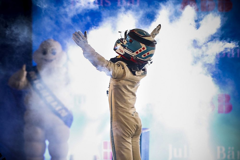 Racewinnaar Nyck de Vries, Mercedes Benz EQ viert de overwinning in parc fermé