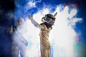 Diriyah E-Prix: Mercedes' de Vries wins FE's first night race