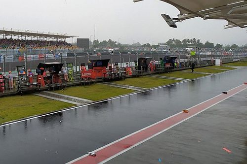 Старт гонки MotoGP в Индонезии отложен из-за дождя