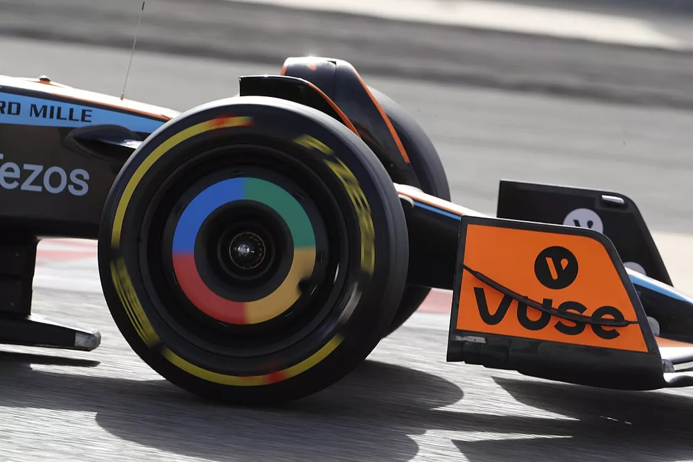 Rueda delantera del coche de Daniel Ricciardo, McLaren MCL36