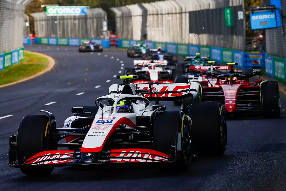 Mick Schumacher, Haas VF-22, Carlos Sainz Jr., Ferrari F1-75, Kevin Magnussen, Haas VF-22