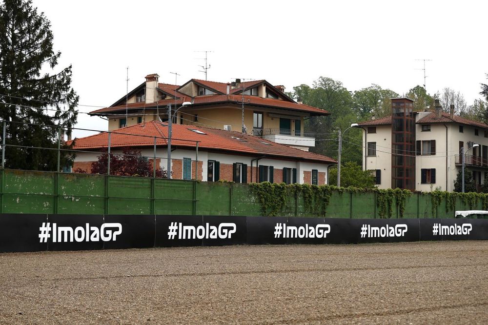 Casas en el exterior de la pista de Imola