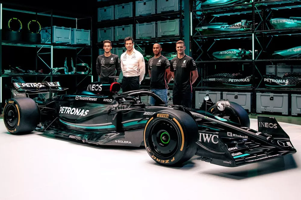 Lewis Hamilton, George Russell, Mick Schumacher, piloto reserva de Mercedes, Toto Wolff, director y consejero delegado del equipo Mercedes F1, Mercedes W14