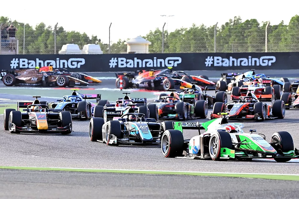 Ralph Boschung, Campos Racing, leads Arthur Leclerc, DAMS, Ayumu Iwasa, DAMS at the start