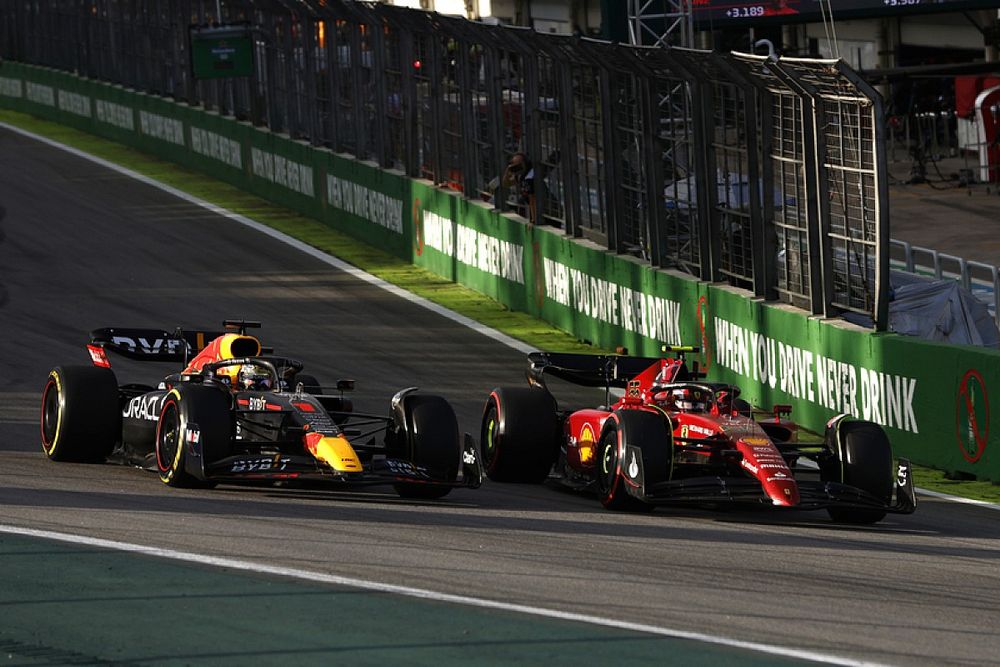 Carlos Sainz, Ferrari F1-75, vecht met Max Verstappen, Red Bull Racing RB18