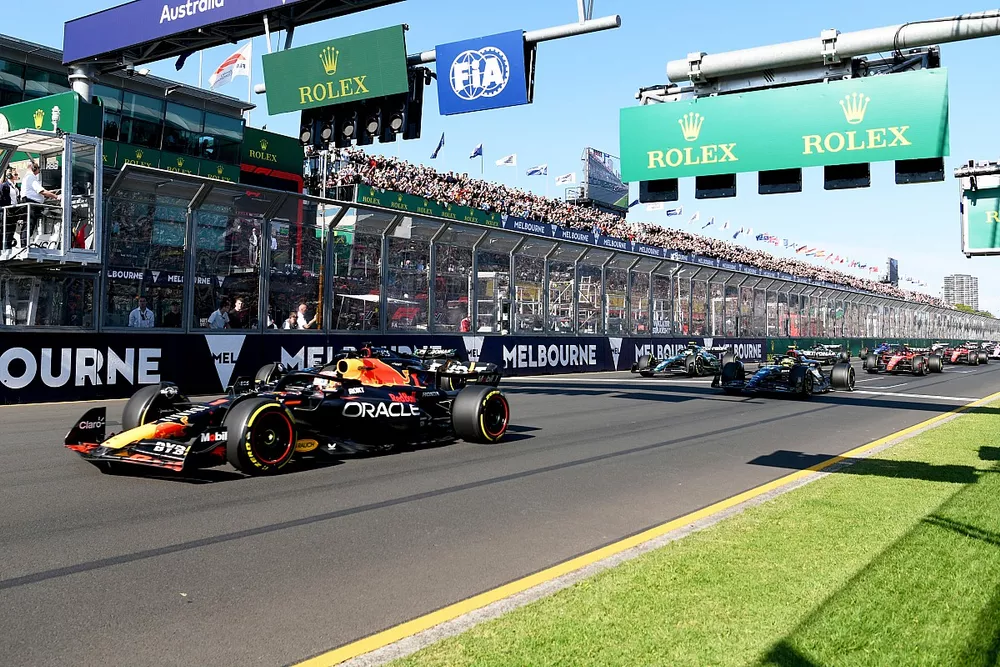 Max Verstappen, Red Bull Racing RB19, George Russell, Mercedes F1 W14, Lewis Hamilton, Mercedes F1 W14, en la salida