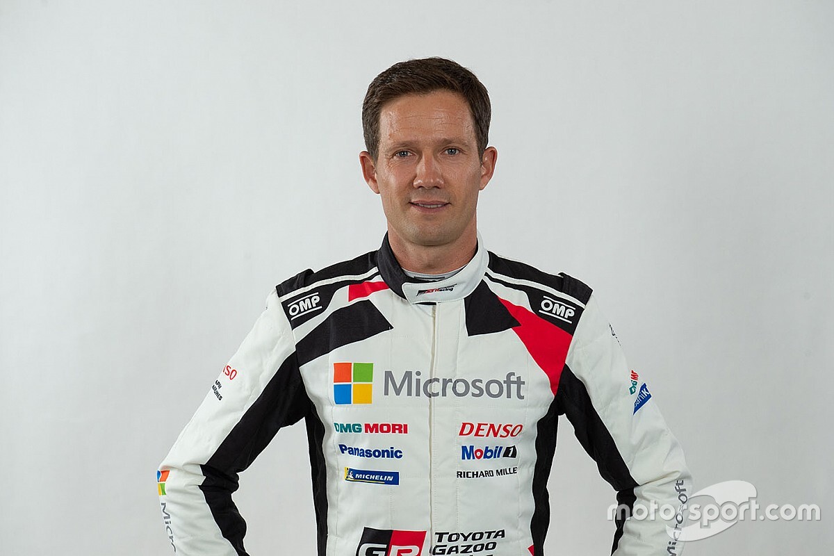 Ogier i Loeb przekazali kombinezony