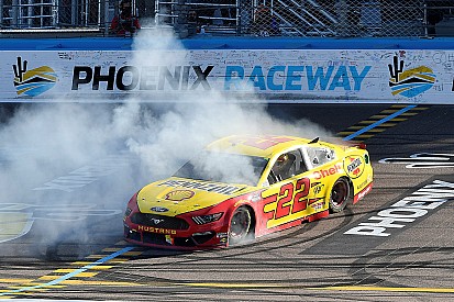 NASCAR in Phoenix: Joey Logano gewinnt verrücktes Rennen