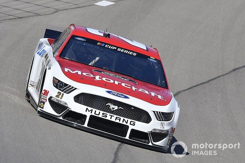«Это какой-то сюр». Аутсайдер NASCAR внезапно вступил в борьбу за победу