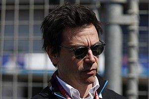 Mercedes, F1 fabrikasının üç hafta daha kapalı kalmasını bekliyor