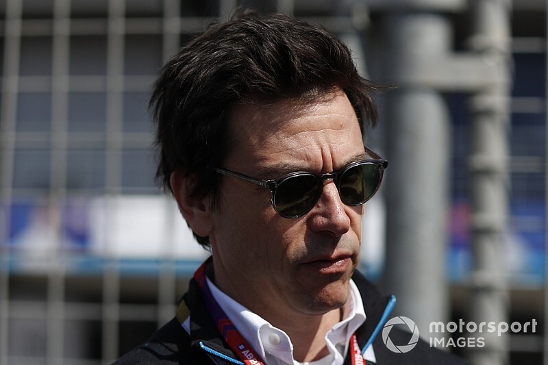 Mercedes, F1 fabrikasının üç hafta daha kapalı kalmasını bekliyor