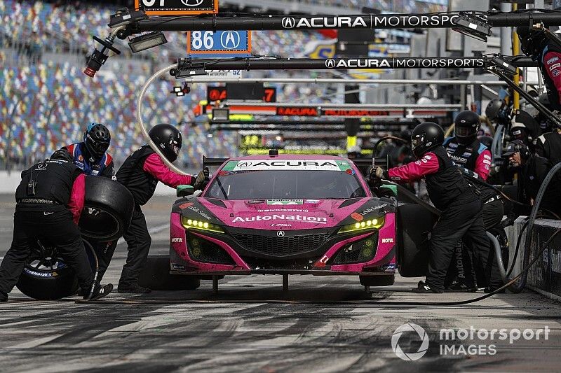 #86 Meyer Shank Racing w/Curb-Agajanian Acura NSX GT3, GTD: Mario Farnbacher, Matt McMurry, Shinya Michimi, Jules Gounon, pit stop