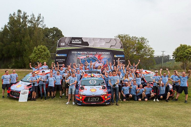 I festeggiamenti del team Hyundai Motorsport per la vittoria del titolo Costruttori