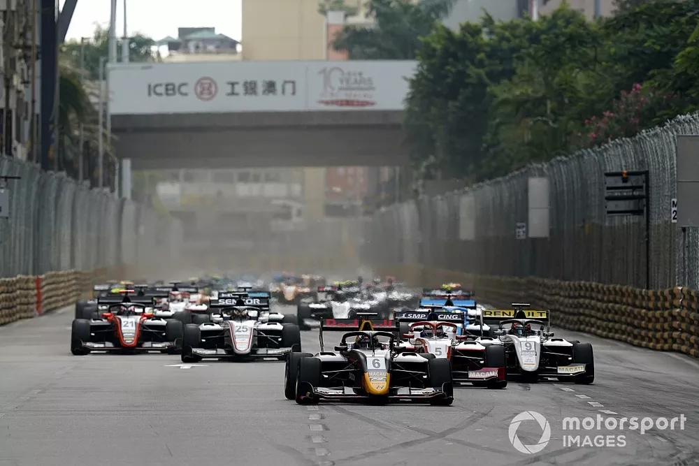 D&eacute;part : J&uuml;ri Vips, Hitech Grand Prix en t&ecirc;te