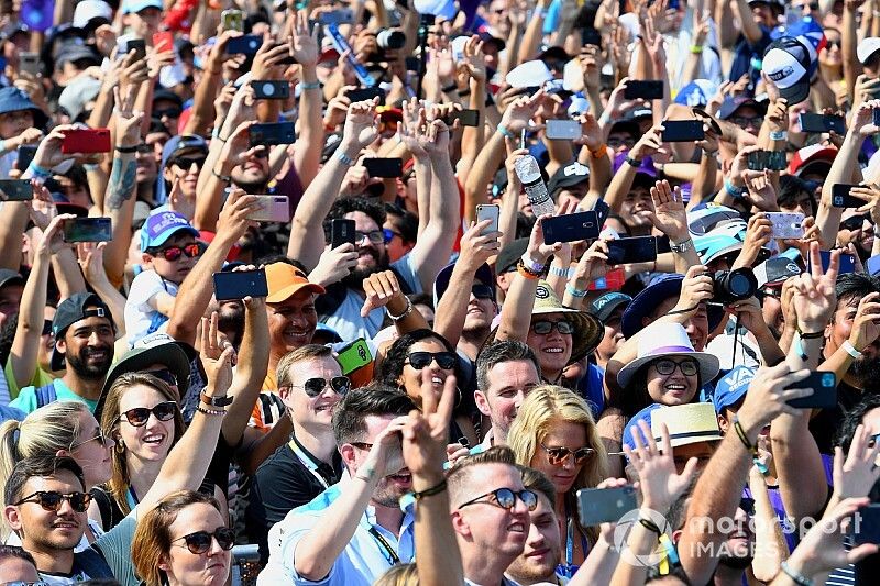 Választás előtt a szurkolók: sosem fedte még ennyire egymást a MotoGP és az F1 naptárja