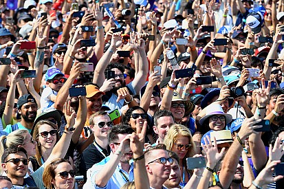 Választás előtt a szurkolók: sosem fedte még ennyire egymást a MotoGP és az F1 naptárja