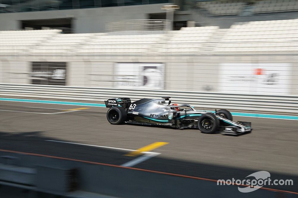 George Russell su una Mercedes mule car a Yas Marina per i test con le gomme Pirelli da 18 pollici per il 2021