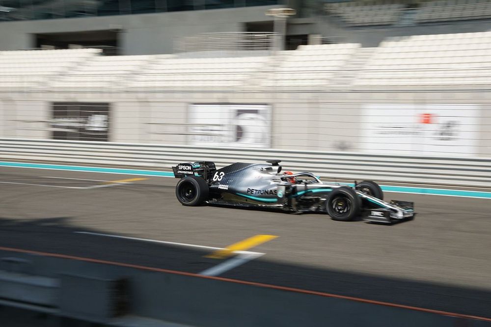 George Russell su una Mercedes mule car a Yas Marina per i test con le gomme Pirelli da 18 pollici per il 2021