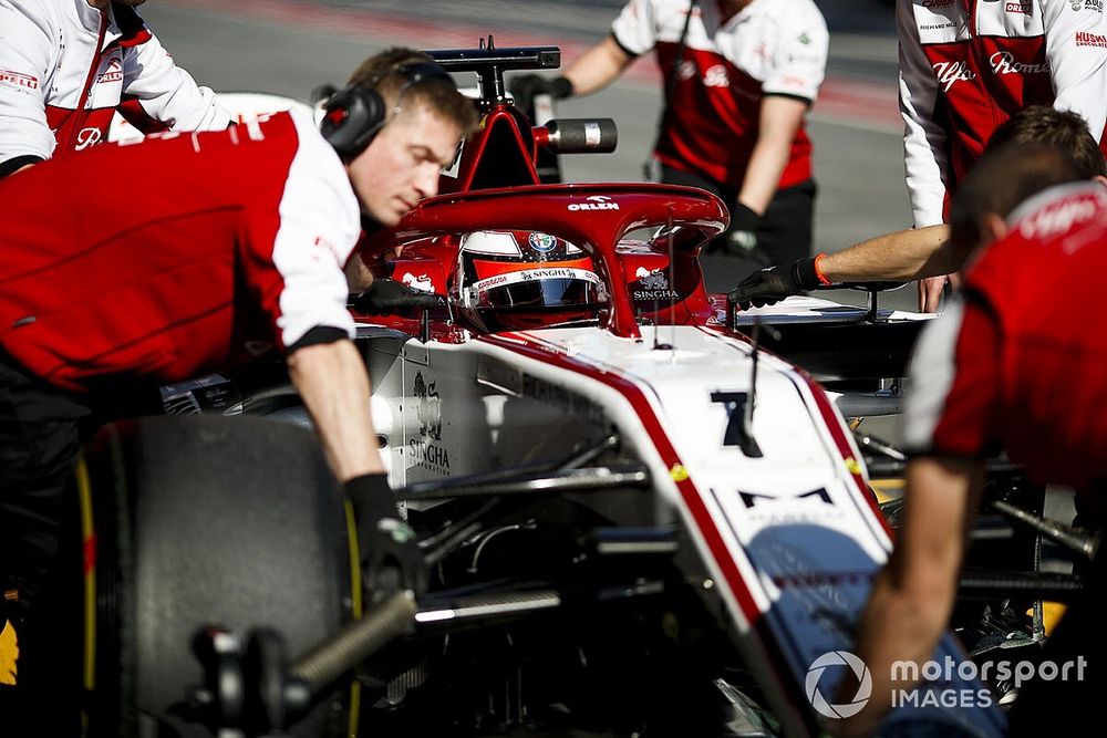 Kimi Raikkonen, Alfa Romeo Racing C39 being pushed by mechanics in the pit lane