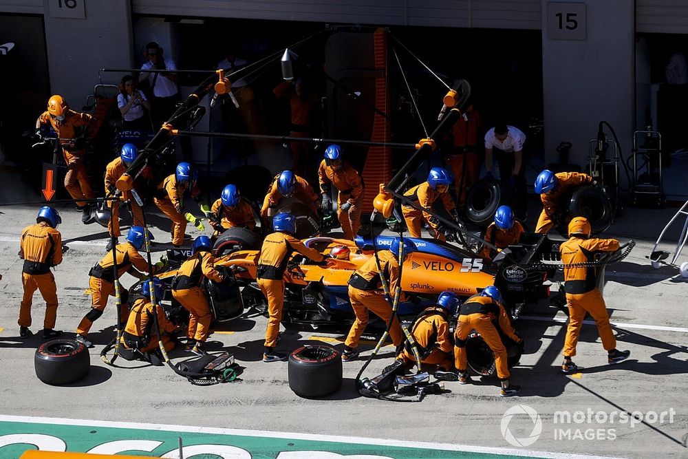 Carlos Sainz Jr., McLaren MCL35 pit stop 