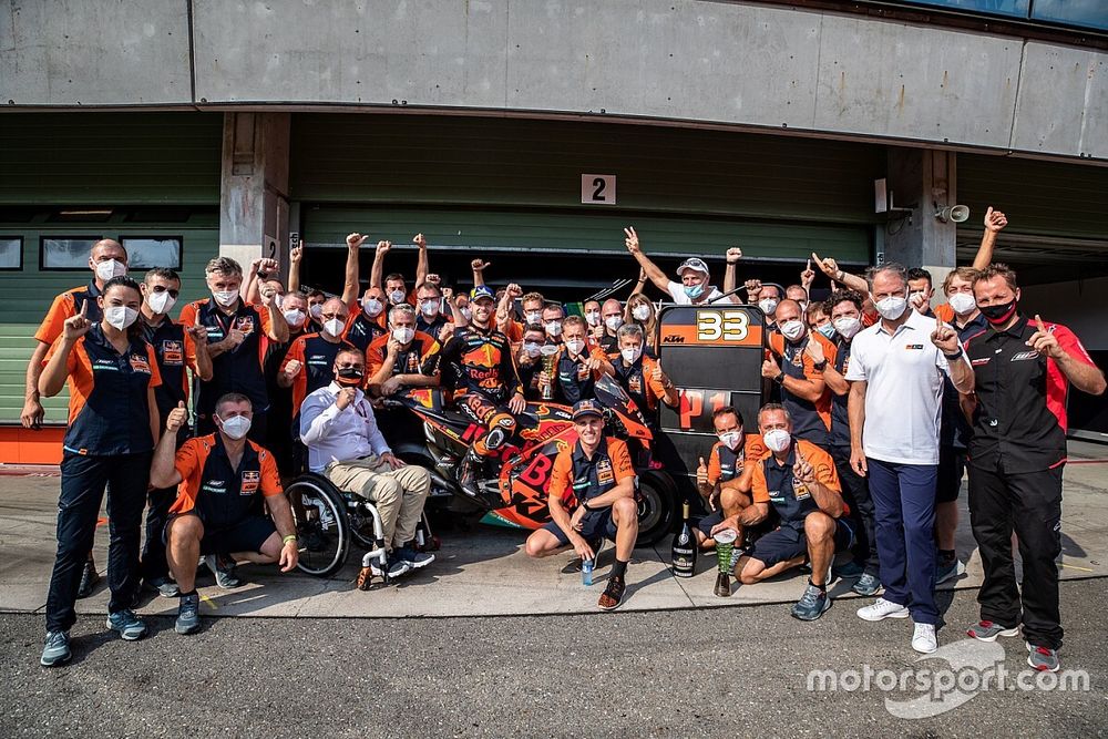 Brad Binder et le team Red Bull KTM Factory Racing fêtent leur victoire