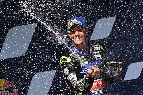 Dominique Aegerter sur le podium pour ses d&eacute;buts en MotoE